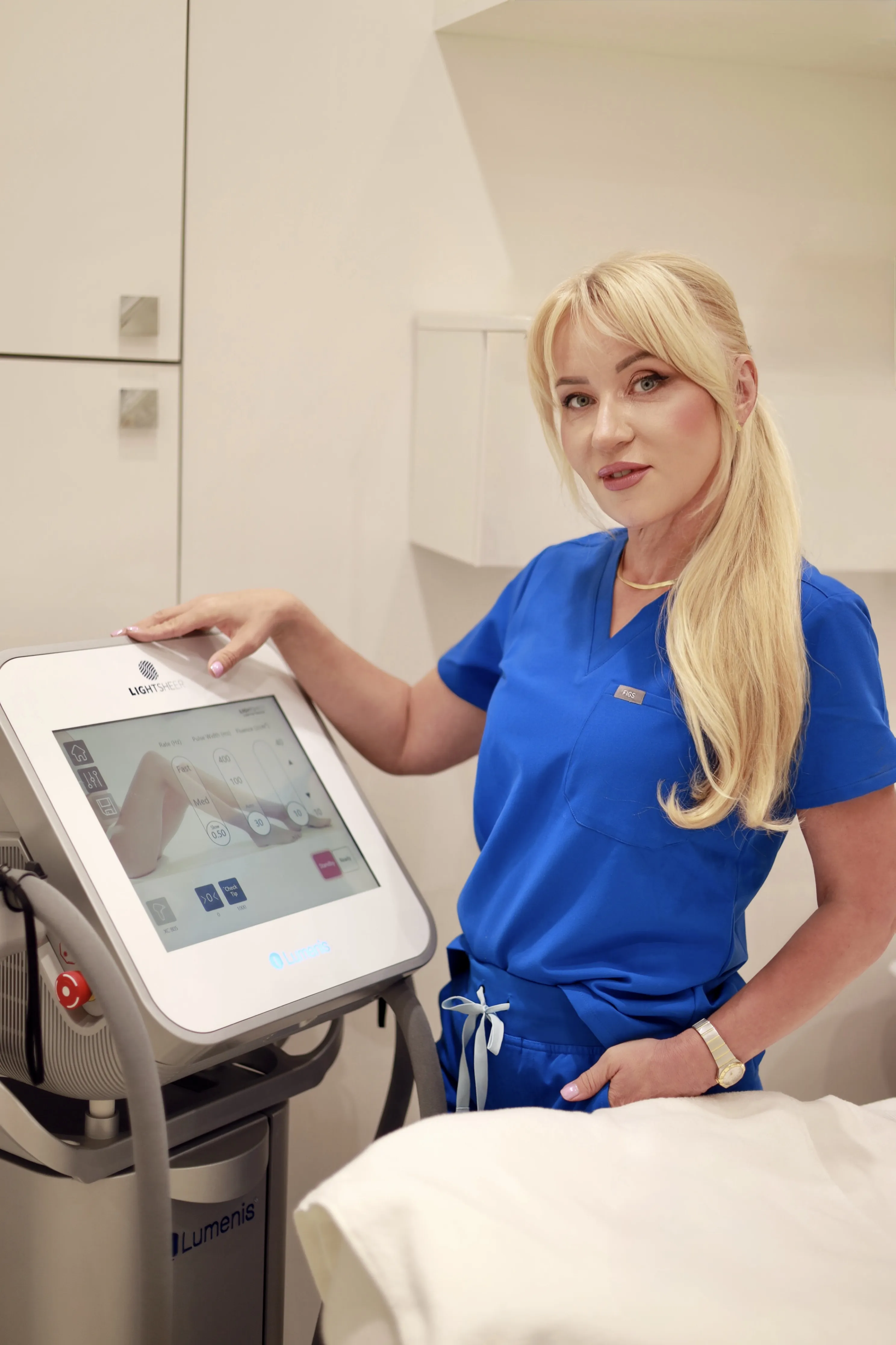 Kosmetolog i pielęgniarka Ewa Leszczyńska przygotowująca zabieg depilacji laserowej w gabinecie na Warszawie